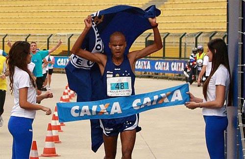 Paulo Roberto de Almeida Paula, fundista do Cruzeiro, de 32 anos, disputou a Maratona de Amsterdã, na Holanda, neste domingo 16. Ele completou os 42,195 km da prova em 2:13:15 / Foto: Luiz Doro Neto/adorofoto